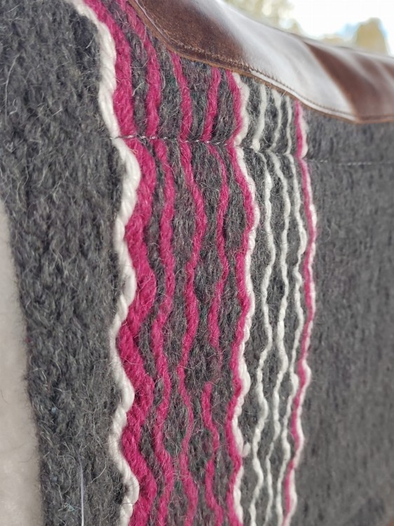 Pad Cashel Performance — zbliżenie na tkany materiał w kolorach szary i fuksja