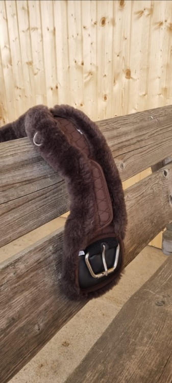 Popręg western asymetryczny Mattes Quilted Combo brąz — profil boczny, owcza skóra ciemnobrązowa, D-ring, elastyczna klamra stalowa — HorsePassion.pl
