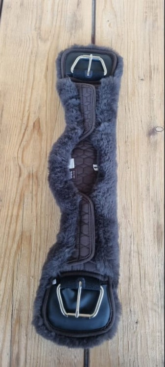 Popręg western Mattes asymetryczny Quilted Combo — widok z góry, głębokie wycięcie przy łokciu od strony przedniej, pikowany brązowy korpus, owcza skóra grafitowo-brązowa