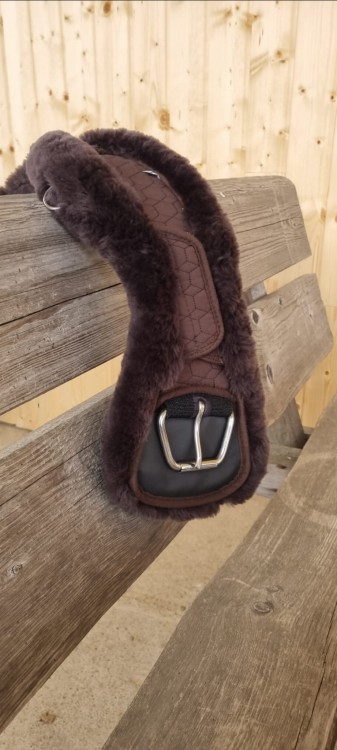Popręg western crescent półksiężyc Mattes Quilted Combo brąz — profil boczny, owcza skóra ciemnobrązowa, złota klamra elastyczna, D-ring — HorsePassion.pl