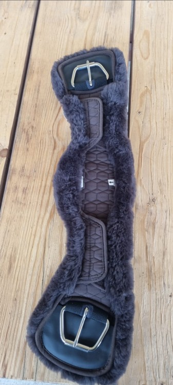 Popręg western Mattes crescent półksiężyc Quilted Combo — widok z góry, zaokrąglony kształt crescent, pikowany brązowy korpus, owcza skóra ciemny brąz, złote klamry