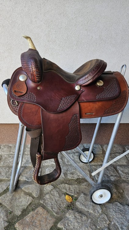 Używane siodło western Continental 13" show dziecięce — rawhide plecionka, basket tooling, widok z boku