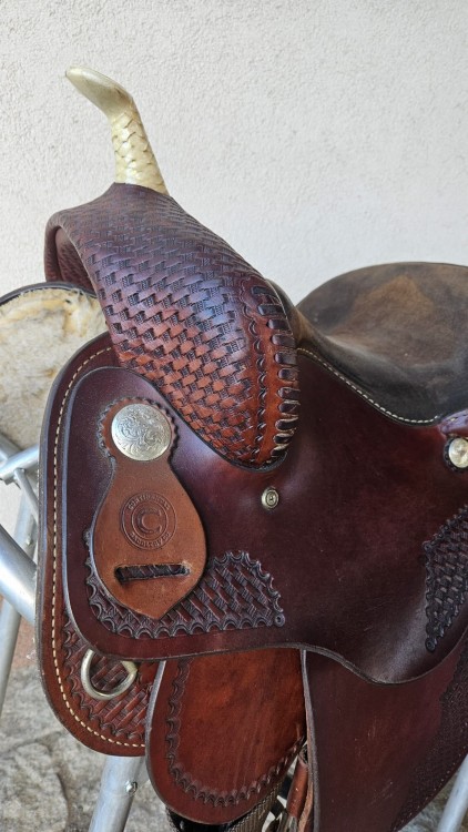 Jasna plecionka rawhide na rogu i medalion Continental Saddlery Co. — show siodło western 13"