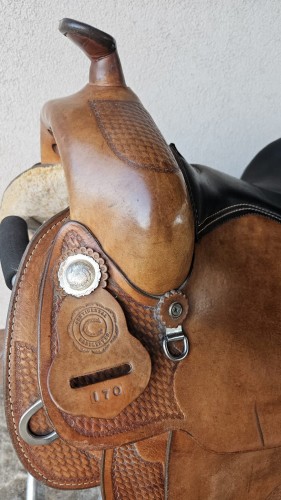 Medalion Continental Saddlery Co. i stempel modelu 170 — czarne siedzisko, scalloped concho