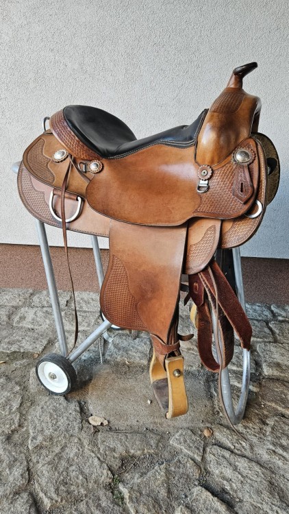 Używane siodło western Continental 170 — dwutonowe, basket tooling, drewniane strzemiona, widok z lewej