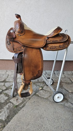 Używane siodło western Wilton Western Imports Longhorn — kombinacja basket i floral tooling, białe siedzisko, widok z prawej