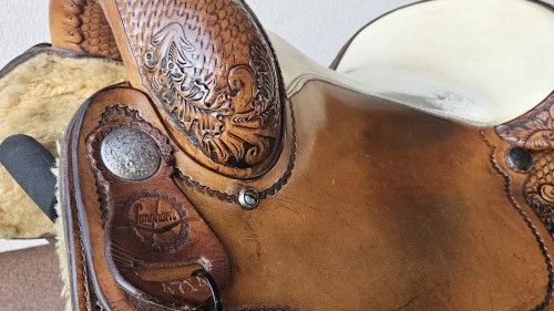 Stempel Longhorn model 4704 na siodle western — floral tooling, silver concha