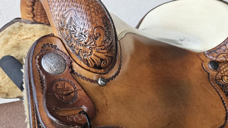 Stempel Longhorn model 4704 na siodle western — floral tooling, silver concha