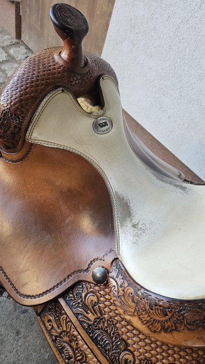 Białe siedzisko siodła Wilton Western Imports — stempel producenta, ślady przetarcia