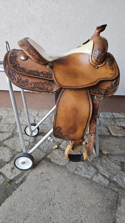Używane siodło western Wilton Longhorn lb306 — basket+floral tooling show, reining, widok z lewej
