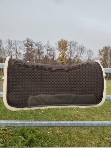 Pad korekcyjny Mattes na naturalnym futrze — pikowana powierzchnia, kieszenie korekcyjne, wycięcie na kłąb