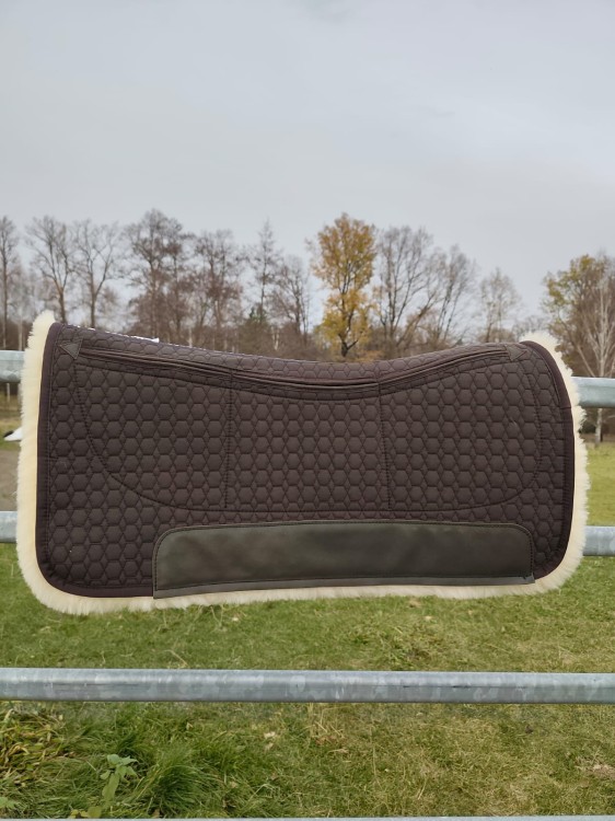 Pad korekcyjny Mattes na naturalnym futrze — pikowana powierzchnia, kieszenie korekcyjne, wycięcie na kłąb