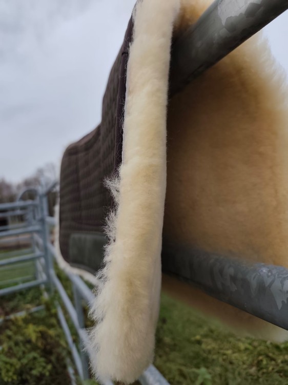 Naturalne futro owcze Mattes — spód pada korekcyjnego, gęste i miękkie runo