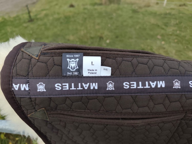 Pad korekcyjny Mattes — metki producenta, oznaczenie rozmiaru, naturalne futro