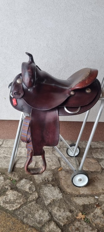 Używane siodło western Montana Saddlery 130 lb279 — copper conchos, ciemny brąz, widok z prawej