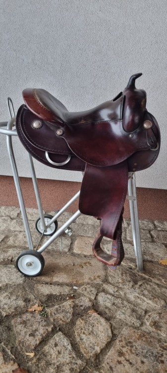 Używane siodło western Montana Saddlery 130 lb279 — widok z lewej, kolorowy tie strap