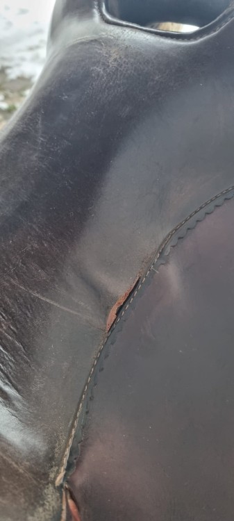 Pęknięcie szwu przy siodzisku Montana Saddlery 130 lb279 — drugie uszkodzenie