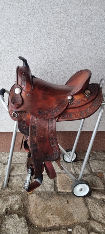Używane siodło western Continental 15" — aztecki geometric tooling, 3 pary D-ringów, widok z boku