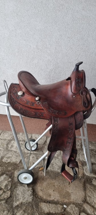 Używane siodło western Continental — southwestern geometric tooling, krótkie 55 cm, widok z lewej