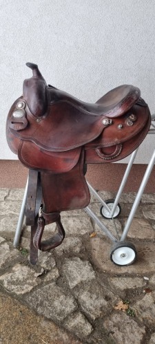 Używane siodło western Continental Saddlery 189 15" — mahoniowa skóra bez toolingu, widok z boku