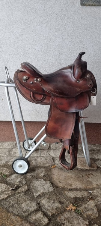 Używane siodło western Continental Classic 189 — burgundzka skóra, clip D-ringi, widok z lewej