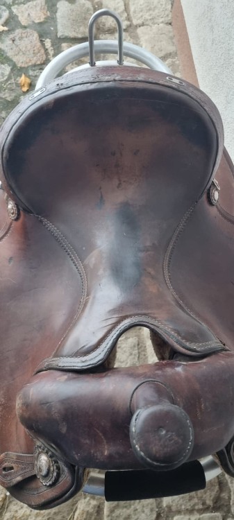 Siedzisko siodła Continental Saddlery 189 — gładka skóra z śladami użytkowania, widok z góry
