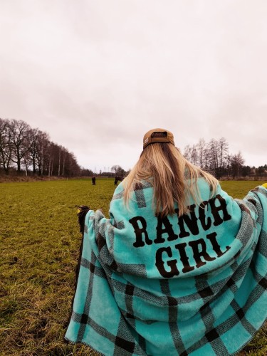 koc-bawelniany-ranch-girl-turkusowy-czlowiek-koc