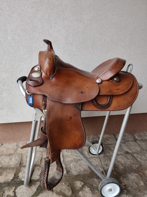 Używane siodło western Continental Saddlery Classic 16" — gładka skóra bez toolingu, widok z boku