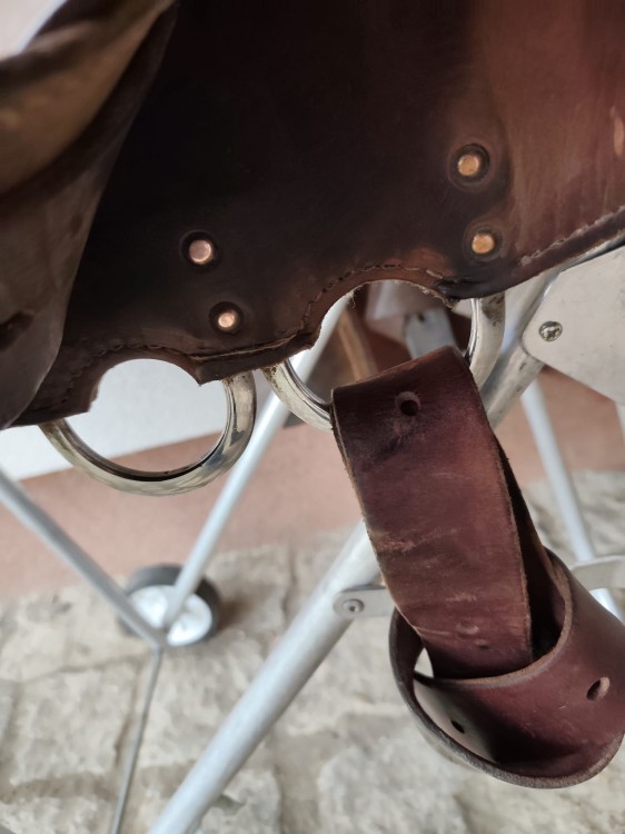 Konwencjonalne skórzane billets i O-ring siodła Continental Saddlery Classic — detail riggingu