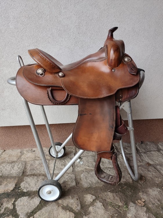 Używane siodło western Continental Saddlery Classic — gładkie połe, conchos, widok z lewej