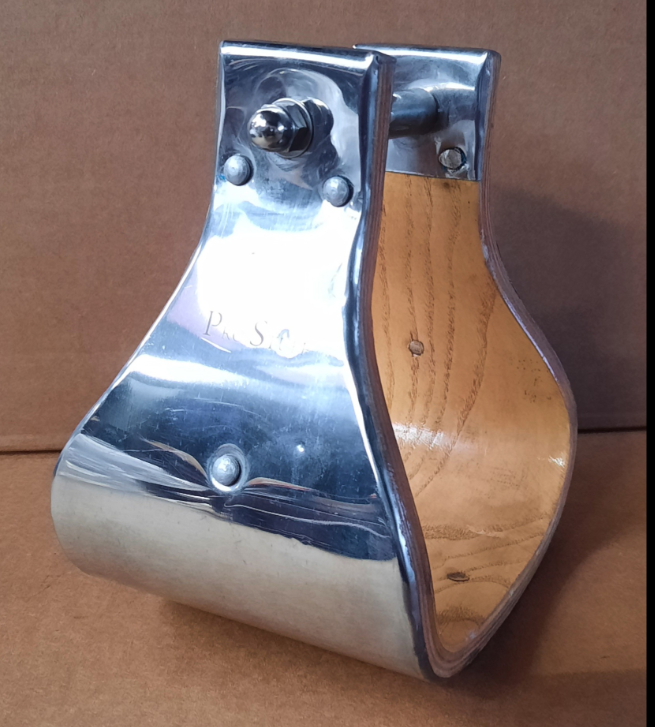 Strzemiona westernowe Buckaroo aluminiowe polerowane — styl bell, drewniana nakładka ASH na stopie, widoczny grawer na boku