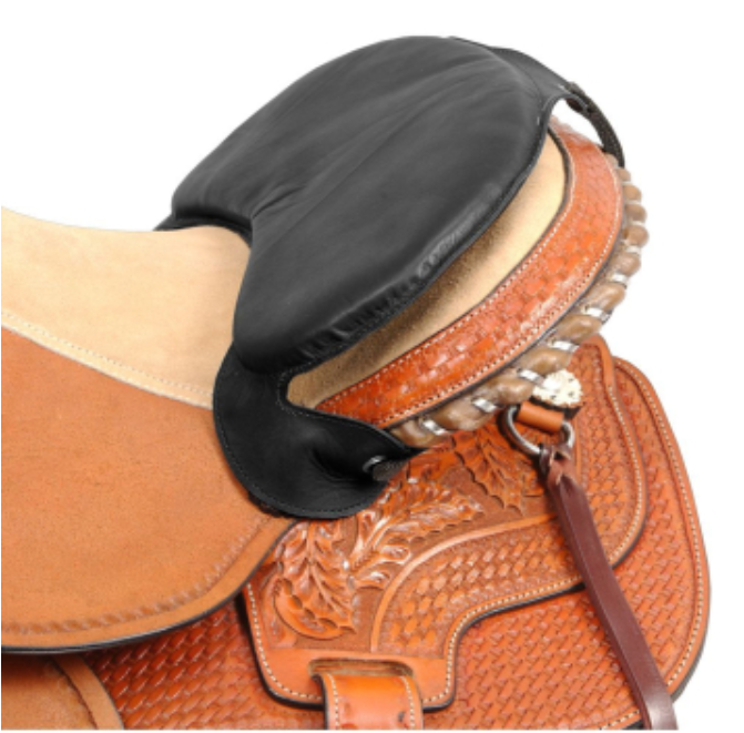 Podkładka zmniejszająca siedzisko siodła western czarna skórzana — montowana przy cantlu, widok na zasiodłowanym siodle — HorsePassion.pl
