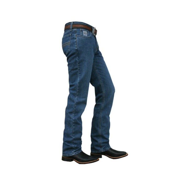 Jeansy westernowe męskie Cinch Silver Label medium stonewash — slim fit straight leg, widok z boku na kowbojkach, haftowane tylne kieszenie