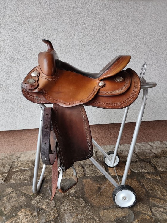 Używane siodło western Continental Equiflex 15" — honey tan, scroll tooling, czarne siedzisko, widok z boku