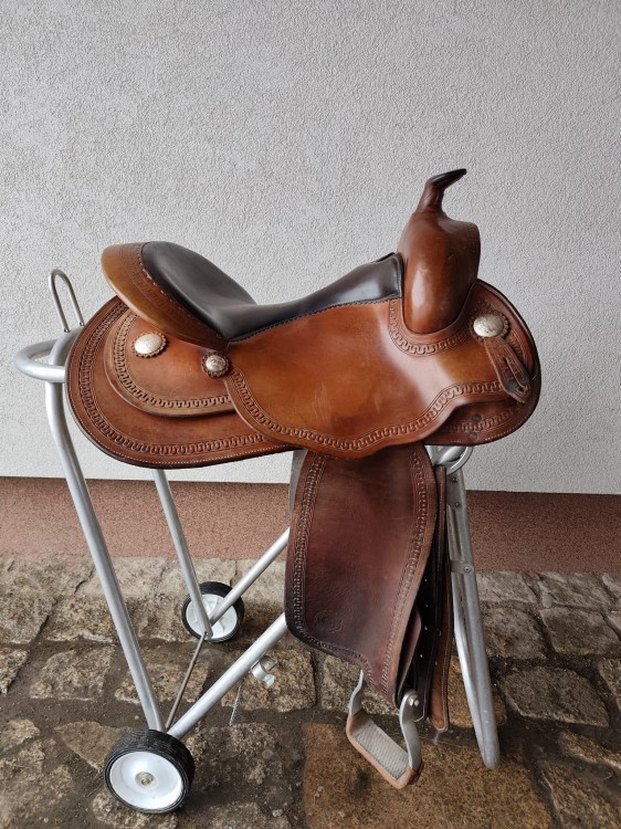 Używane siodło western Continental Saddlery Equiflex — butterfly skirts, scroll border tooling, widok z lewej