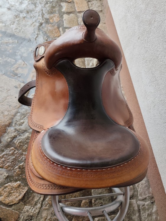 Czarne siedzisko siodła Continental Equiflex 15" na jasnym korpusie — głęboki profil, widok z góry