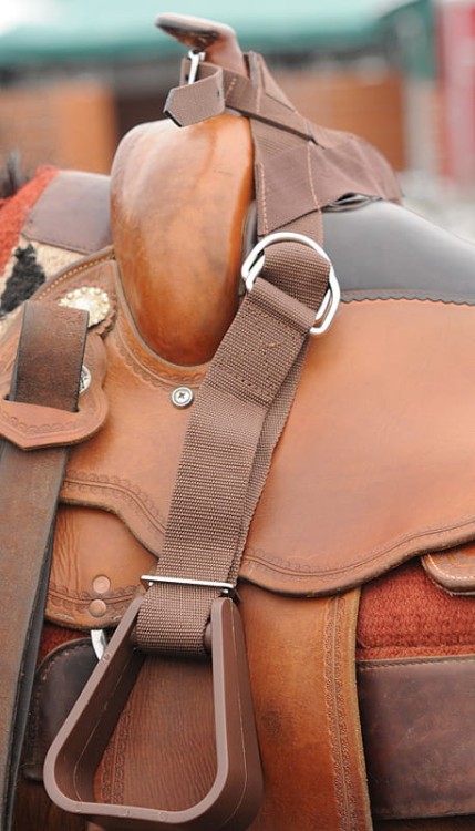 Strzemiona dziecięce na horn nylonowe Westernwelt — zamontowane na siodle westernowym, zawieszone na hornie