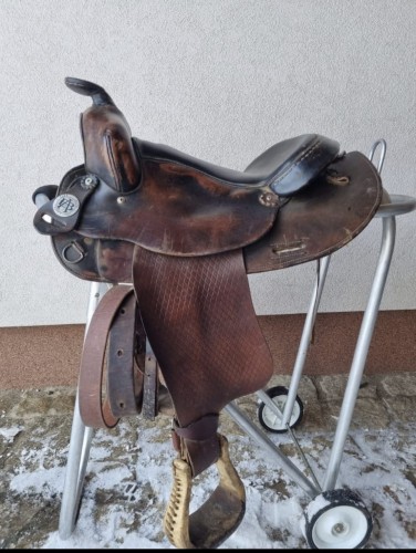 Używane siodło western Bona Allen 15,5" krótkie 57 cm — diamond tooling, patyna, widok z boku