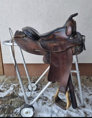 Używane siodło western Bona Allen — ciemna patyna skóry, diamond tooling na fenderach, widok z lewej