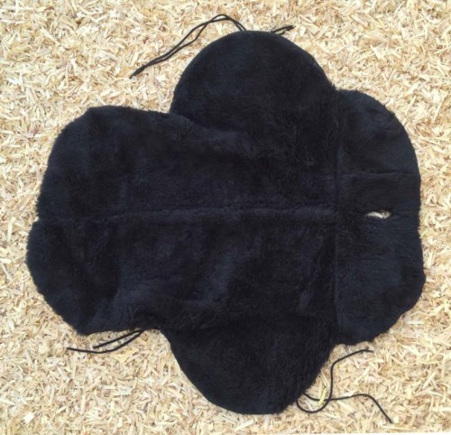Nakładka futerkowa na siedzisko siodła western — sztuczny miś czarny, widok z góry, sznureczki do mocowania