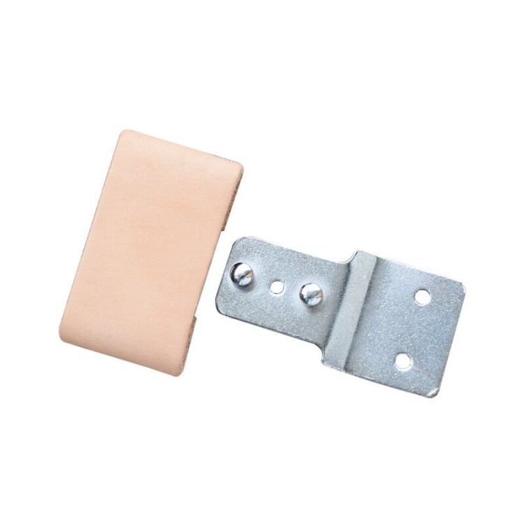 Zapinka do fenderów Blevins Buckle jasny — widok rozłożony, widoczne otwory montażowe