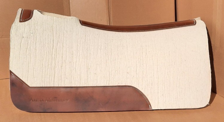 Pad westernowy Arena Masters — skórzane wzmocnienia na popręgu, widok z boku — HorsePassion.pl