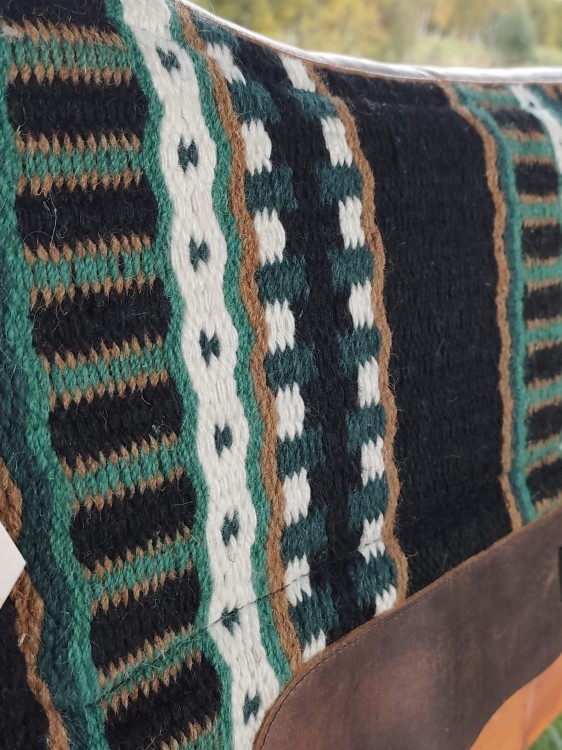 Tkany materiał pada Cashel Performance — detal splotu i skórzane wzmocnienie