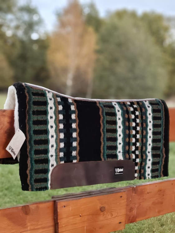 Pad western Cashel Performance — czarno‑zielony wzór, skórzany wear leather, profil spine cut