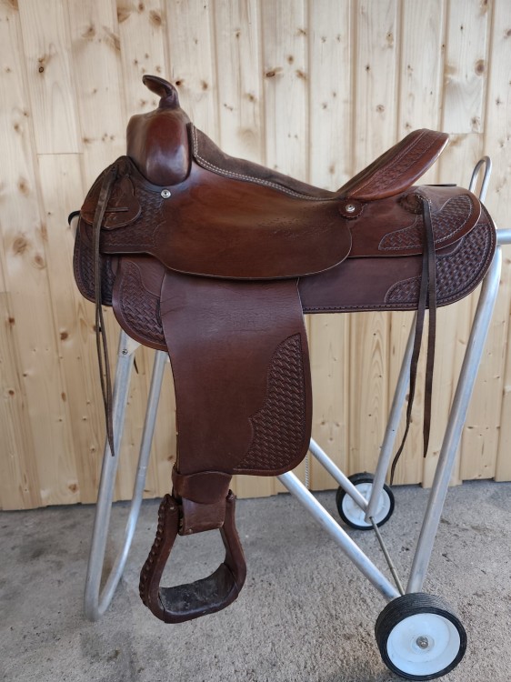Używane siodło western Montana Saddlery 194 — basket tooling na narożnikach, strzemiona z owijaniem, troki, widok z prawej