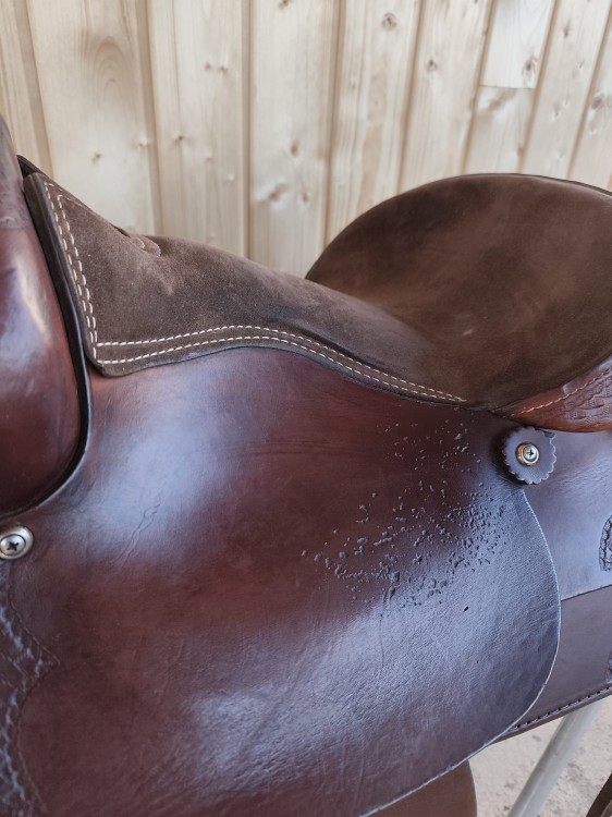 Wada fabryczna skóry na połe siodła Montana Saddlery 194 LB311 — roughout siedzisko build-up
