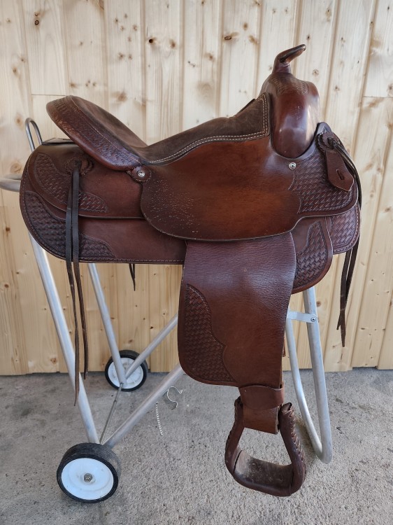 Używane siodło western Montana Saddlery 194 LB311 — zamszowe roughout, basket tooling, widok z lewej