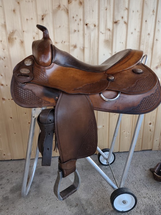 Używane siodło western Continental Equiflex 135 16" FULL AQH — basket tooling, ciemny brąz, widok z boku
