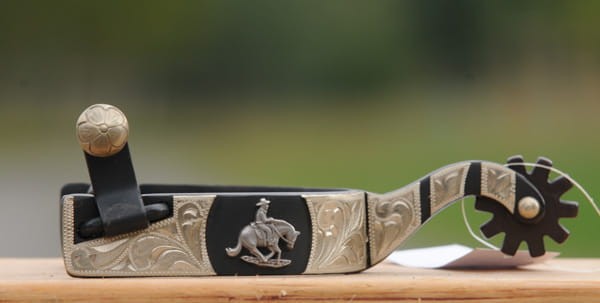 Ostrogi Equi Sliding Stop — widok z boku, złote concho, medalion sliding stop