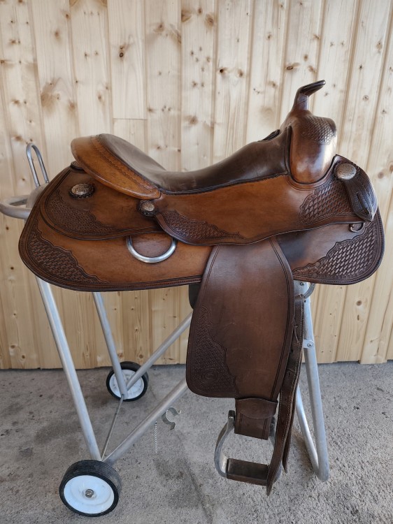 Używane siodło western Continental Equiflex 135 — basket tooling na połach, widok z lewej
